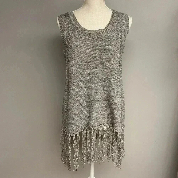 Size‎ medium sleeveless top. With fringe at the bottom. - Picture 1 of 10